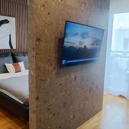 Elegant With Urban Charm דירה