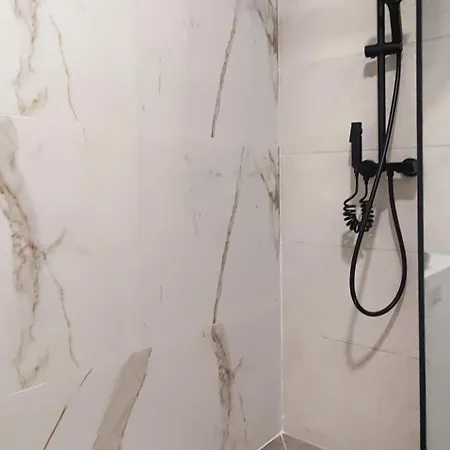 דירה Elegant With Urban Charm