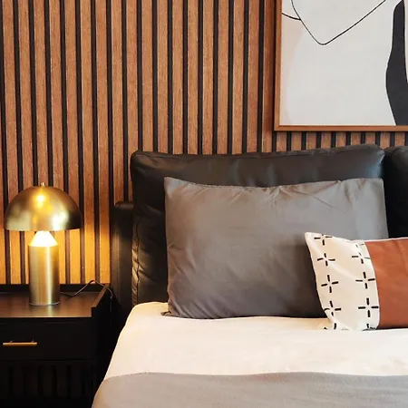 Elegant With Urban Charm דירה